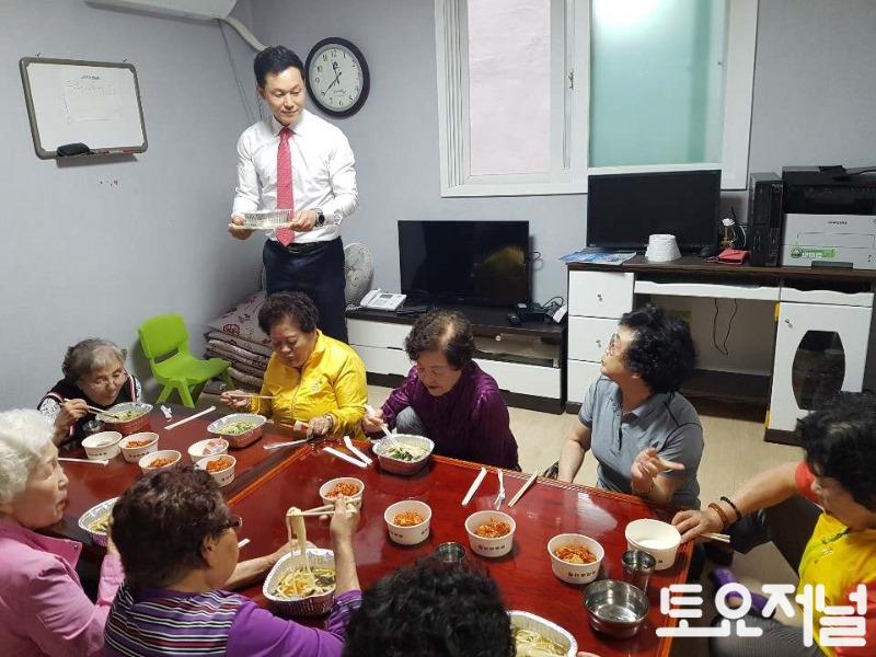 0429_강동구의회 이승일 의원, 둔촌2동 어르신 사랑방 찾아 점심 나눔 봉사활동 참여.jpg
