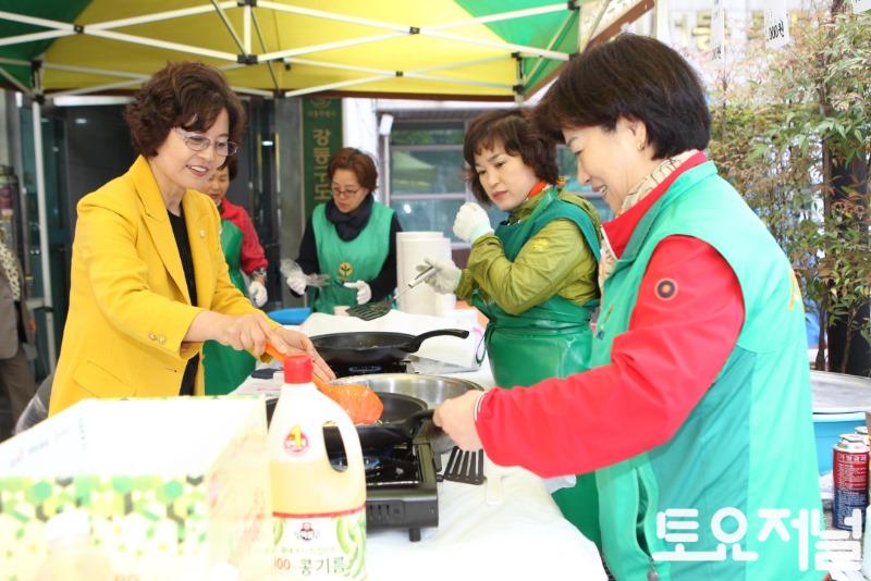 0429_강동구의회 박희자 의원, '성내1동 녹색장터' 참석하여 따뜻한 나눔문화 확산에 동참.JPG