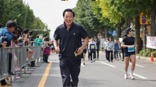 ﻿강동구의회 의원들, 「제16회 선사마라톤 축제」참여.jpg