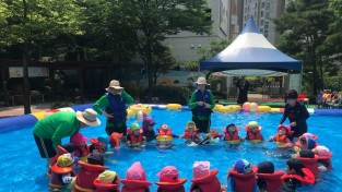 ﻿송파구, 해양경찰이 알려주는 어린이 ‘생존수영교실’ 운영2.jpg