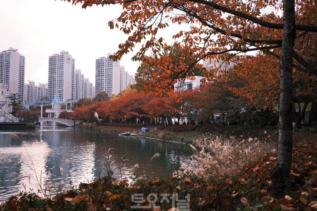 송파의 걷기 좋은 가을 명소송파나루공원(석촌호수).jpg