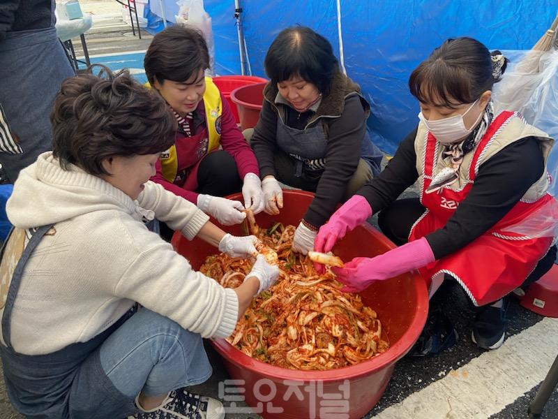 송파2동 저소득 주민을 위한 2023 사랑의 김장나눔 행사 개최.jpg