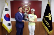 ‘메이저 퀸’ 한국체육대학교 골프부 박현경 선수 모교에 우승 보고
